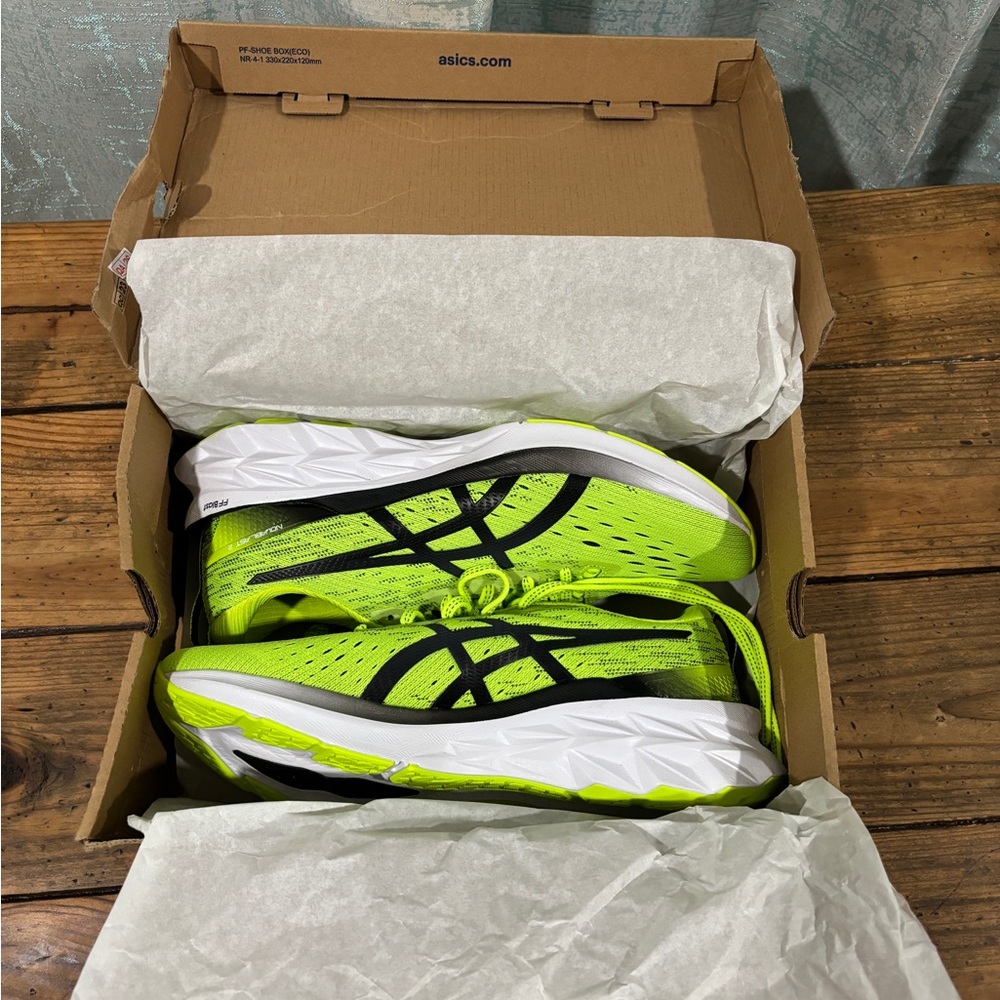 ASICS Novablast 2 Men Size 10 NWT